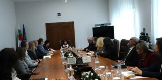 Министър Теменужка Петкова поема властта