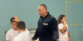 Полицаи и ученици от Сливница и Своге