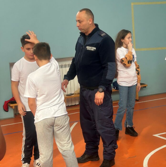 Полицаи и ученици от Сливница и Своге