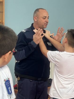 Полицаи и ученици от Сливница и Своге