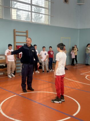 Полицаи и ученици от Сливница и Своге