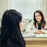 Жена на преглед при лекар