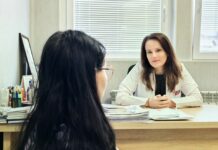 Жена на преглед при лекар