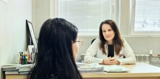 Жена на преглед при лекар