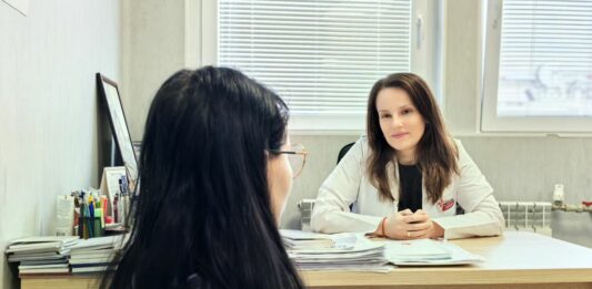 Жена на преглед при лекар