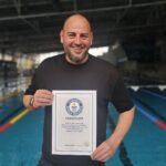 Петър Стойчев със сертификата за рекорд на Гинес
