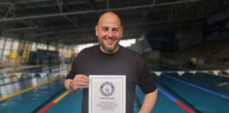Петър Стойчев със сертификата за рекорд на Гинес