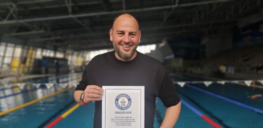 Петър Стойчев със сертификата за рекорд на Гинес
