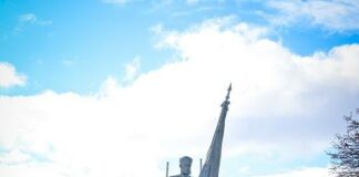 Поднасяне на венци и цветя