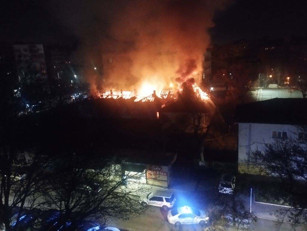 Изоставената сграда на бившето помощно училище Братя Миладинови във Варна