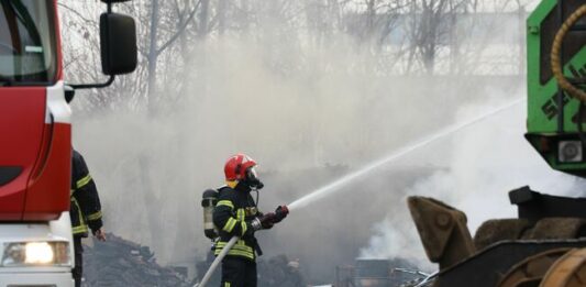 Пожарникари