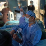 Проф. Карен Джамбазов и екипът му по време на лечение