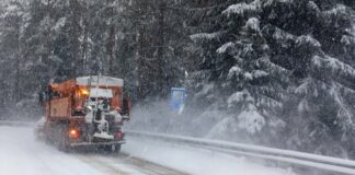 Снегорини чистят снега