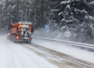 Снегорини чистят снега
