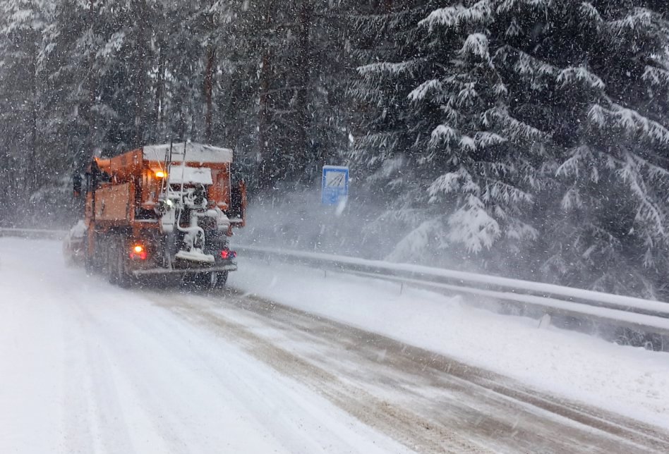 540 снегопочистващи машини обработват настилките от републиканската пътна мрежа за