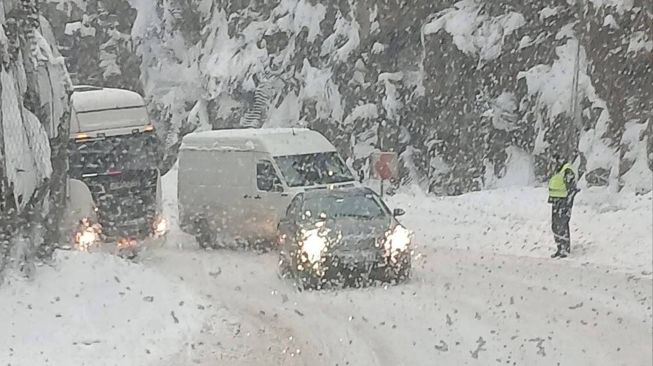 Тир е закъсал в Смолянско съобщиха очевидци в социалната мрежа Тежкотоварният