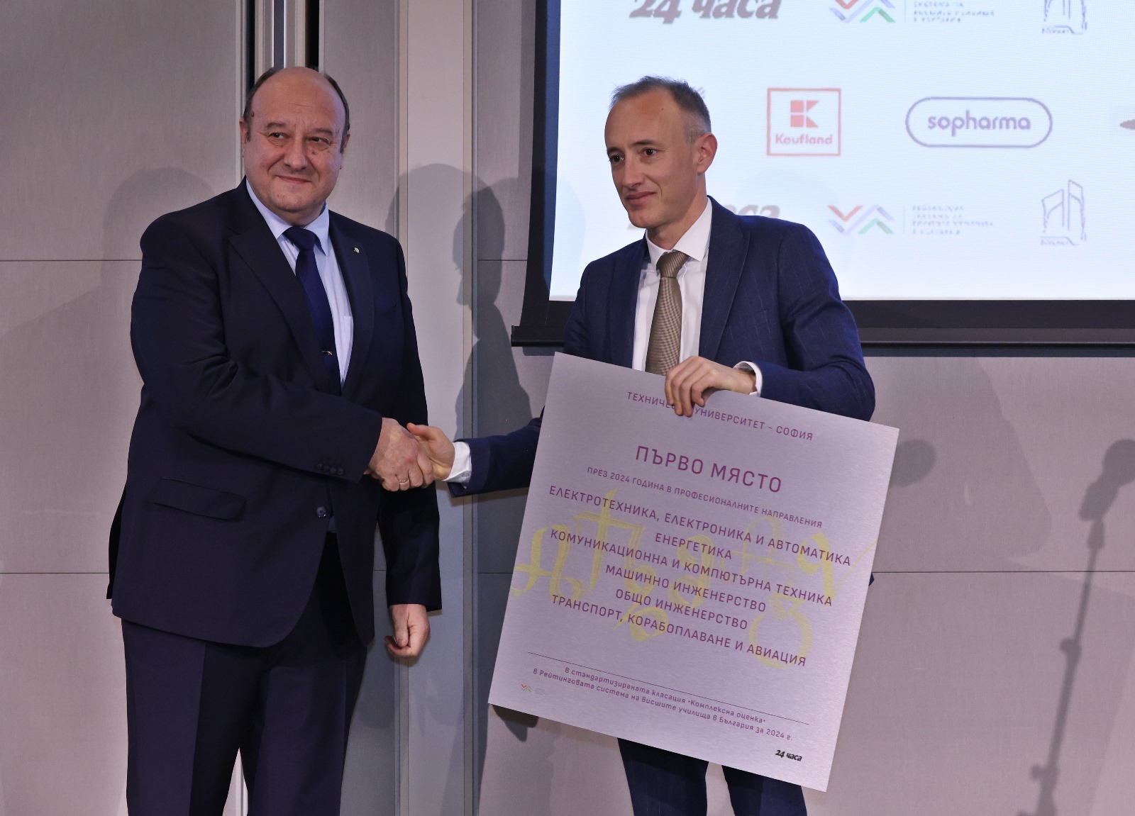 Красимир Вълчев връчи награда на Техническия университет София по време на