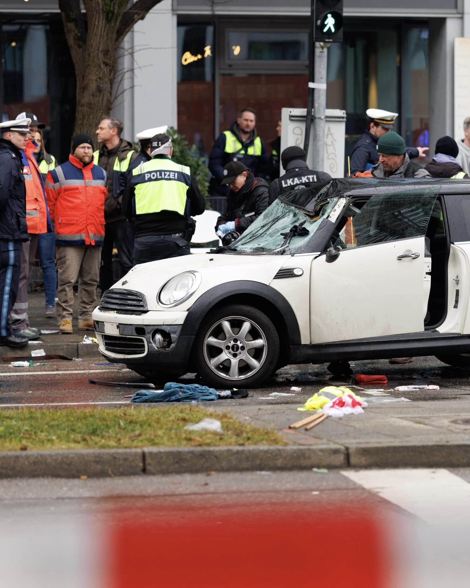 24 годишен афганистански търсещ убежище шофьор се е врязал с кола