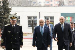  Адмирал Емил Ефтимов, министър Атанас Запрянов и президент Румен Радев 