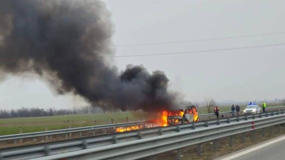 Бус гори на магистрала Тракия съобщиха очевидци в Инцидентът е станал