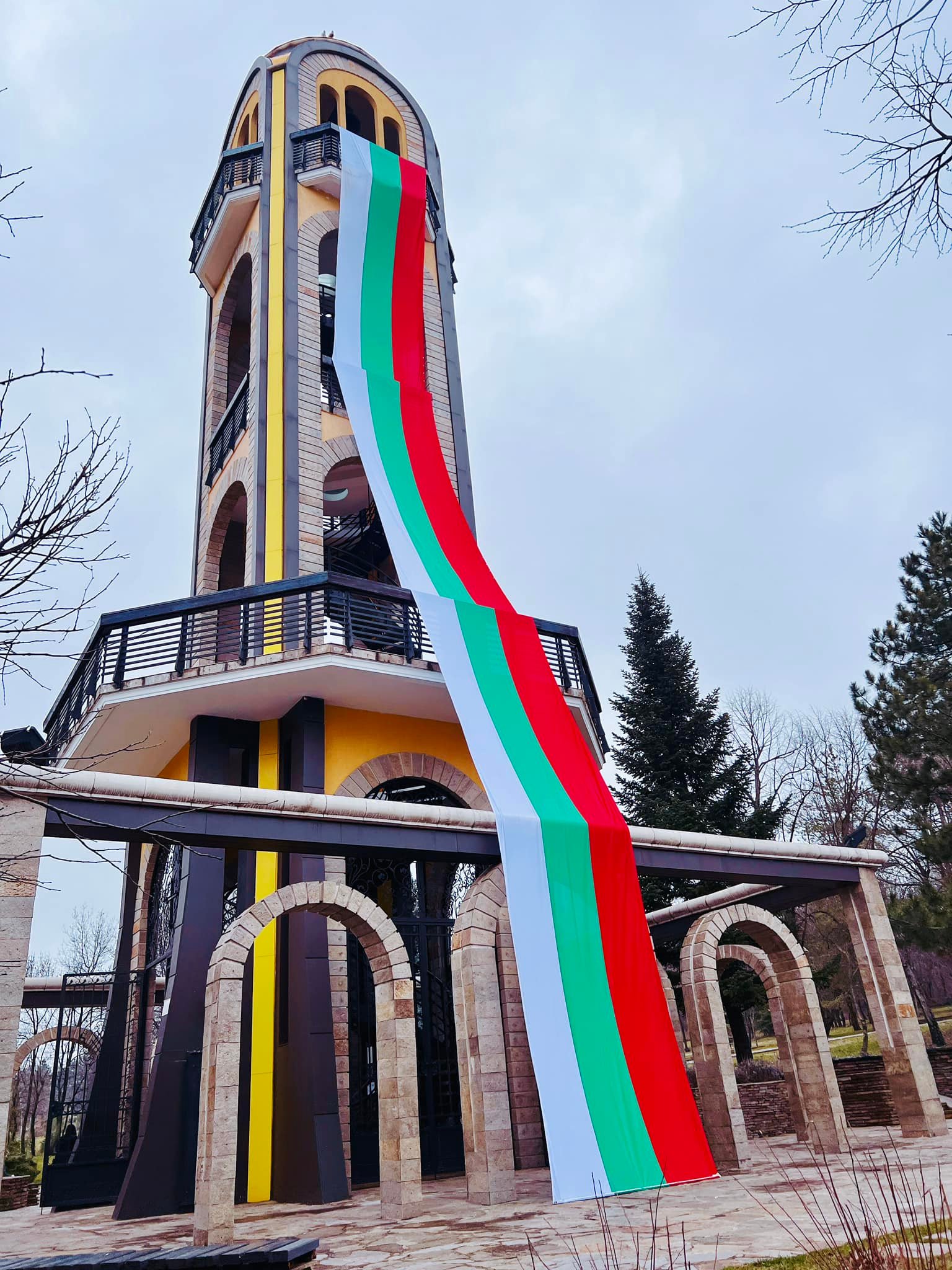 Камбанарията в Хасково грейна за поредна година с 30 метров български