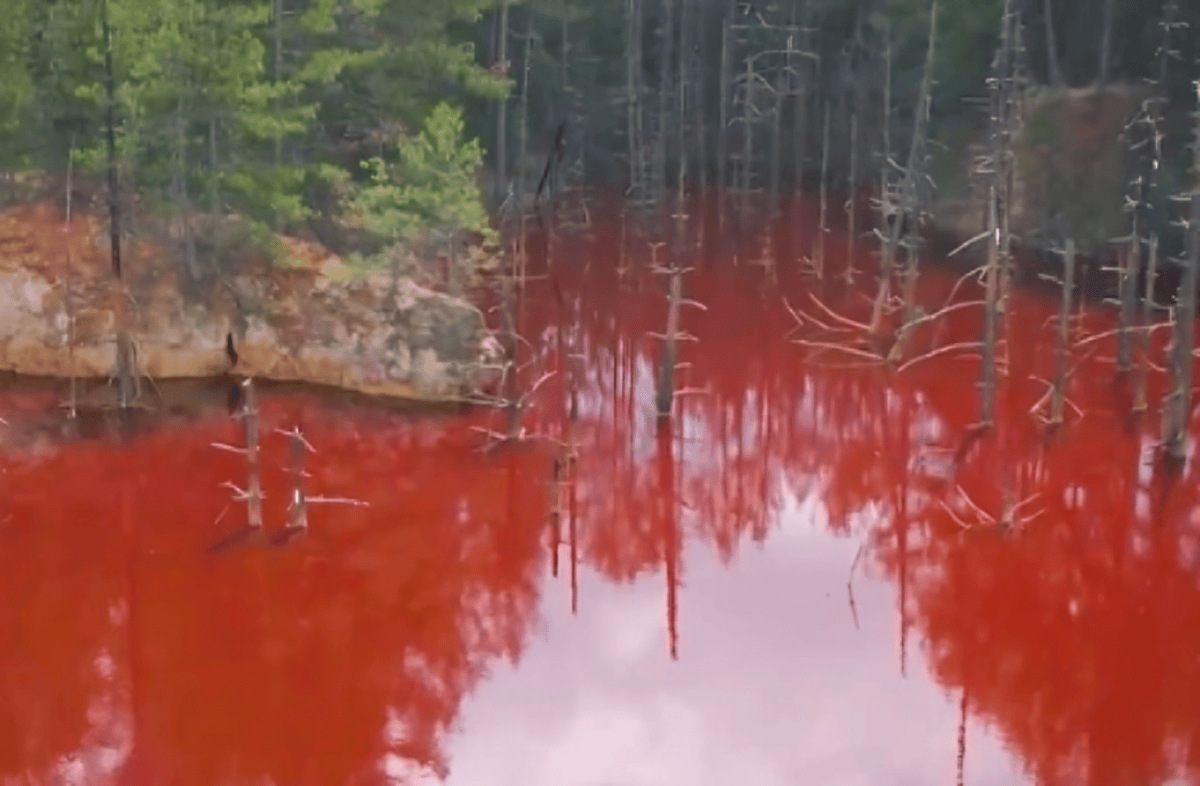 Кърваво червено езеро и тюркоазени води в бивши мини –