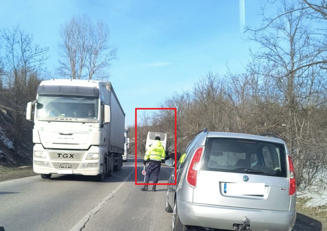 Автобус е катастрофирал край разклона за Дебелец съобщават шофьори в