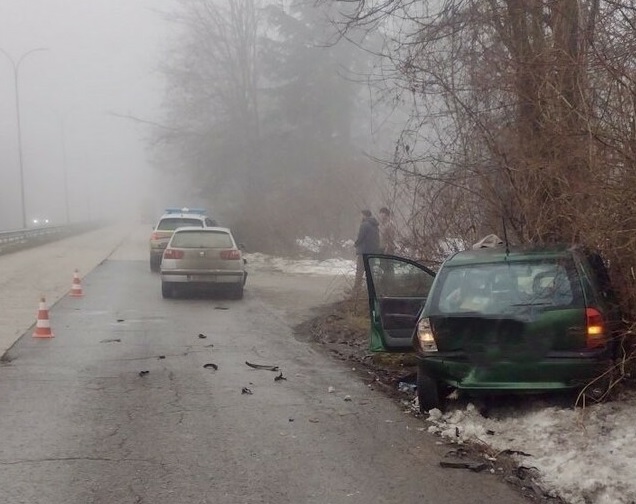 Двама души са пострадали при пътнотранспортно произшествие между два леки