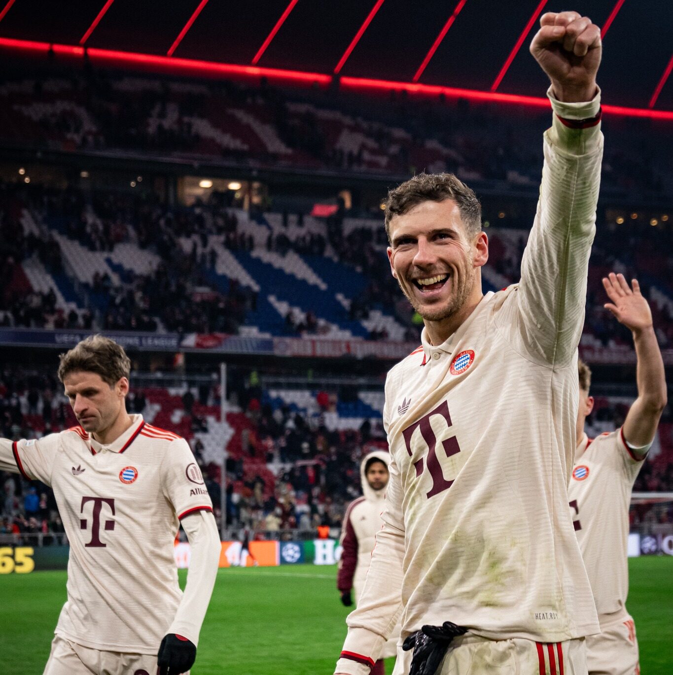 се класира за осминафиналите на Шампионска лига след драматично равенство