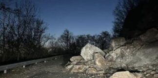 Паднала скална маса