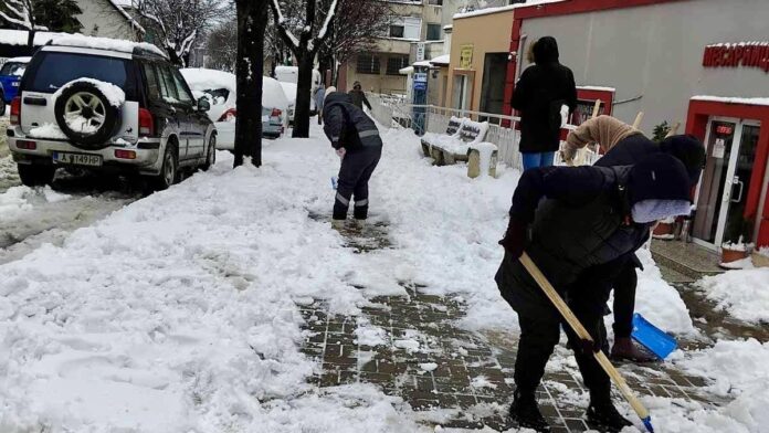 Почистване на тротоари в Царево