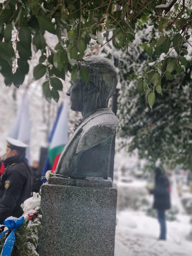 С ритуал по полагане на венци и цветя Бургас почете