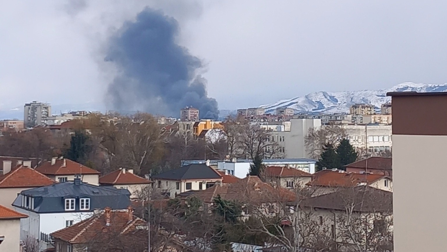 Пожар изпепели цех за риба в Пазарджик съобщиха от Сигнал