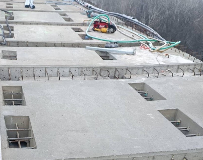 Монтирани са 22 нови стоманобетонни панели в затворения близо 400 метров