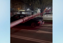 Стълб е паднал върху кола във Варна