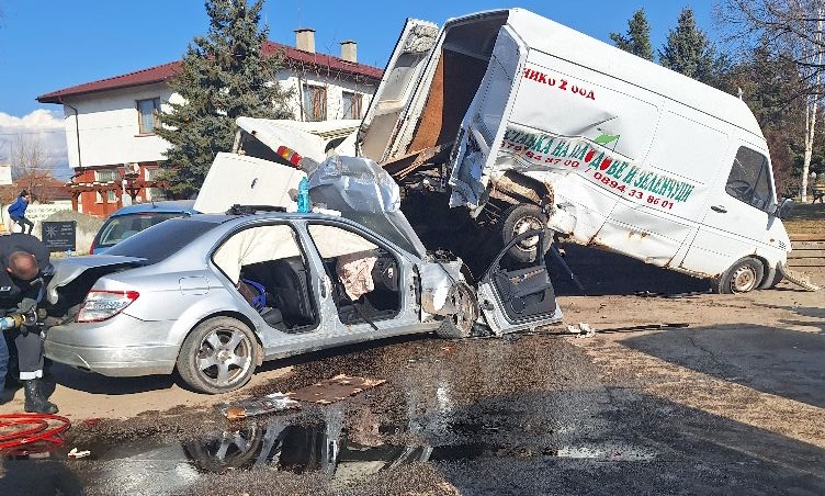Криминално проявен водач е ударил два микробуса в софийското село