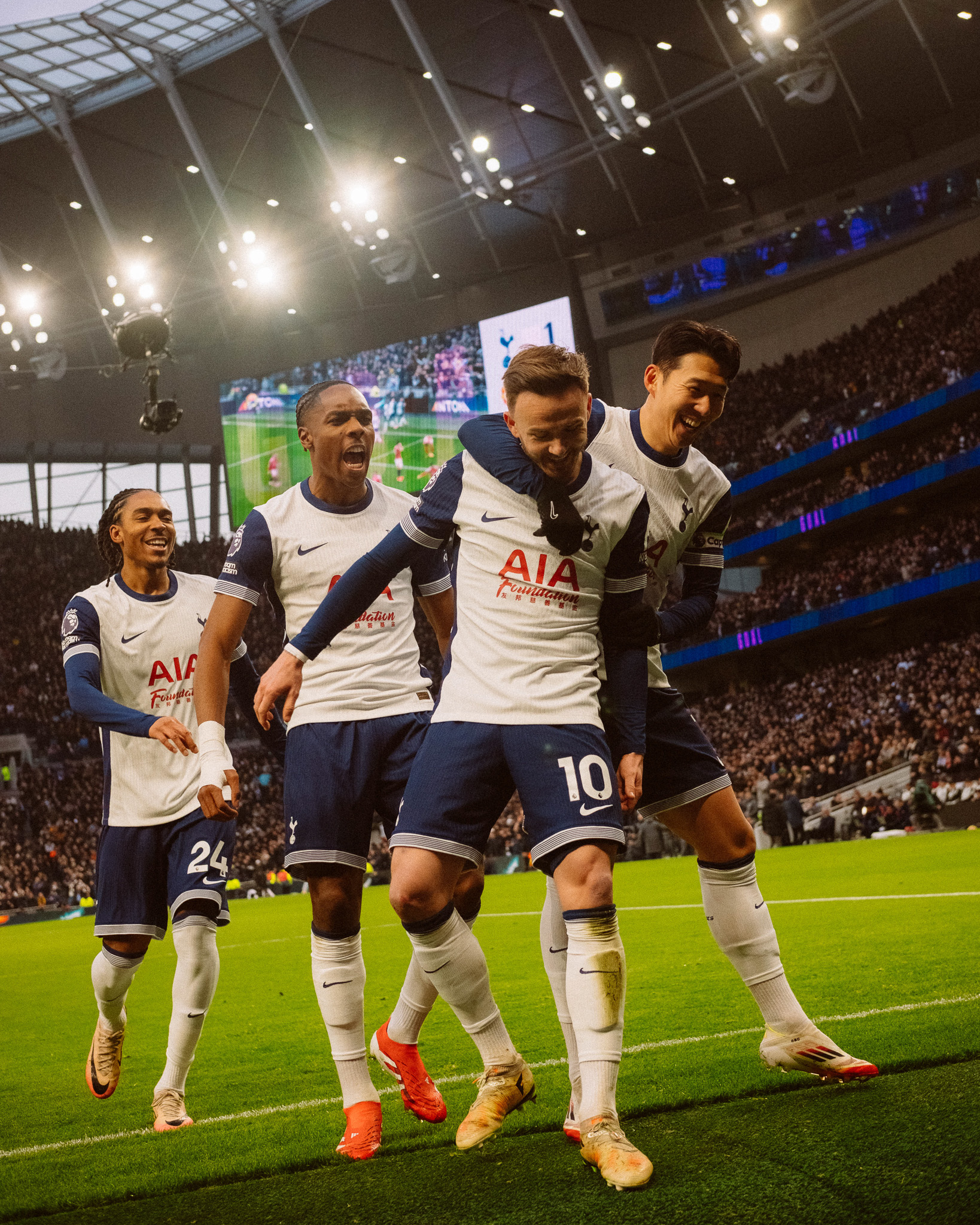 Тотнъм Хотспър спечели с 1 0 срещу в дербито от 25 ия