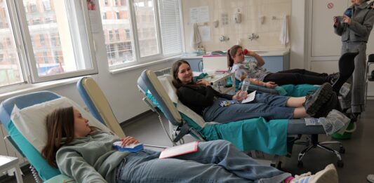 Ученички от ПГСАГ даряват кръв