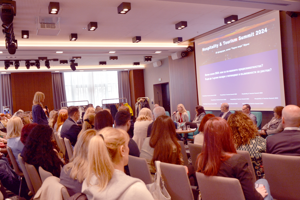 Водещи туроператори представители на общини консултанти собственици и мениджъри на