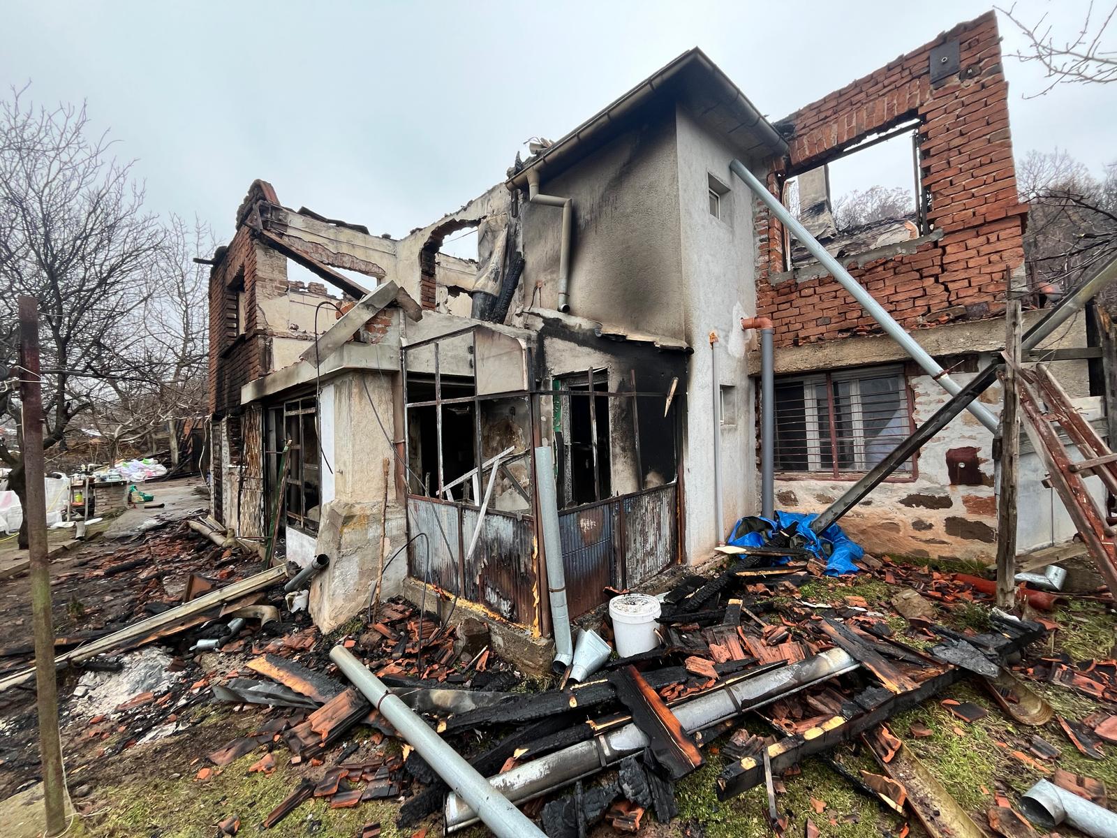 Младо семейство моли за помощ след като домът му изграден