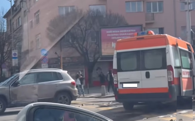 Катастрофа в която е участвала линейка е възникнала в София