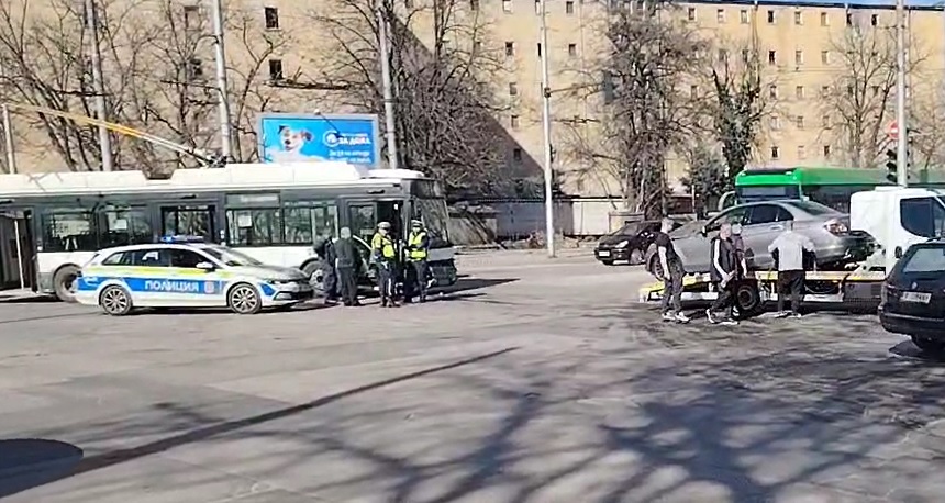На оживеното кръстовище между булевардите Васил Левски и Съединение в