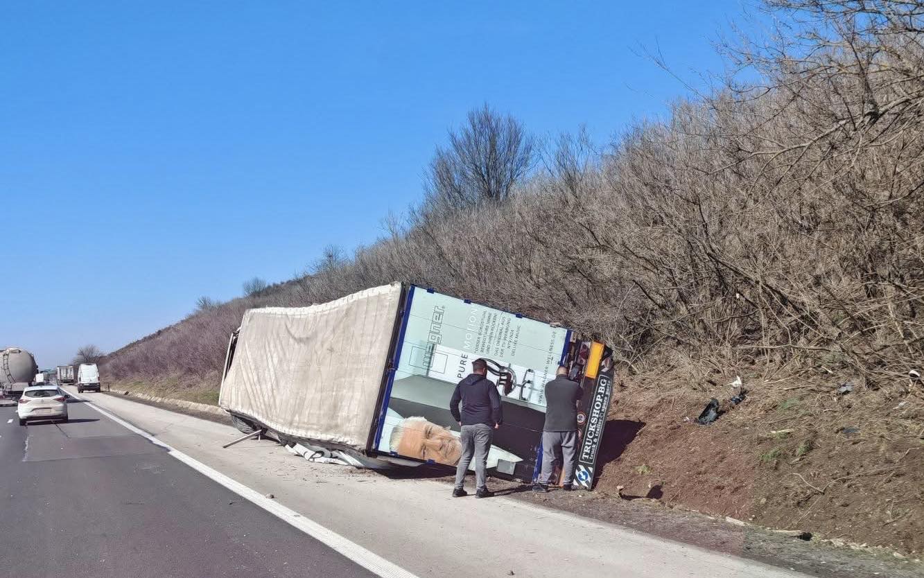 Тир се е обърнал в канавката край разклона за село