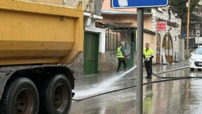 Миене на улиците в Троян