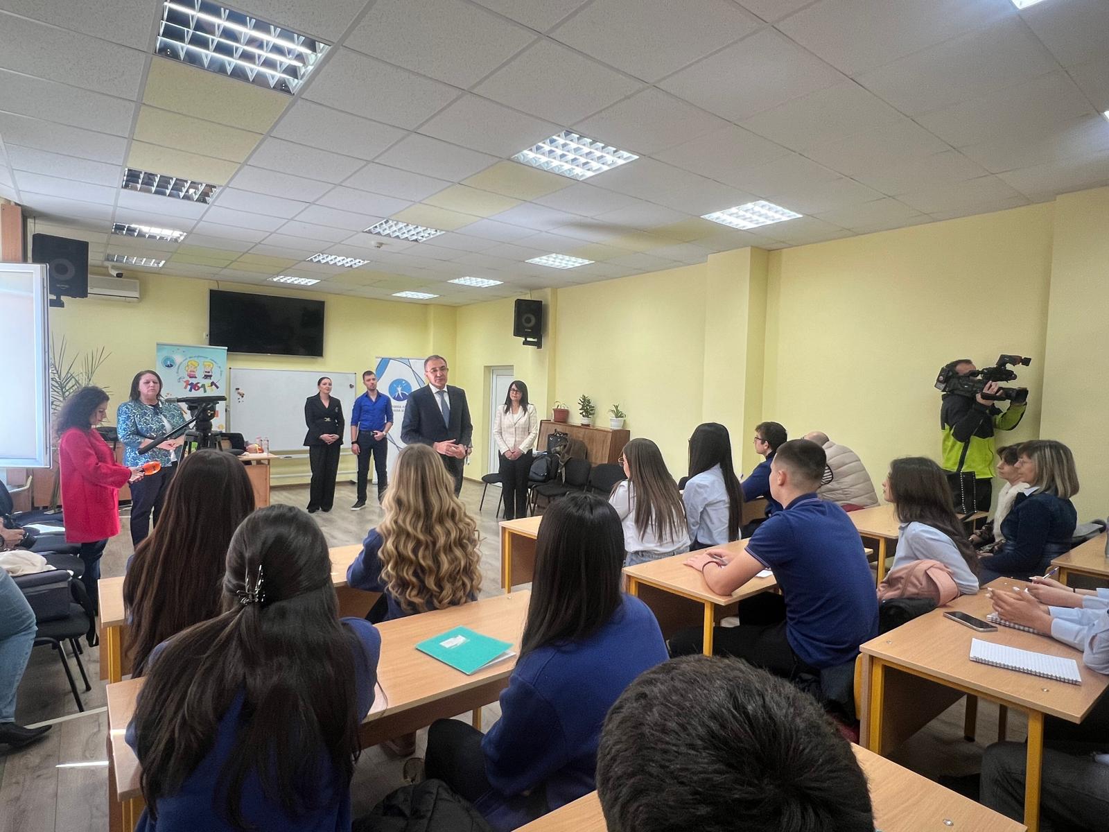 Министърът на труда и социалната политика Борислав Гуцанов се включи