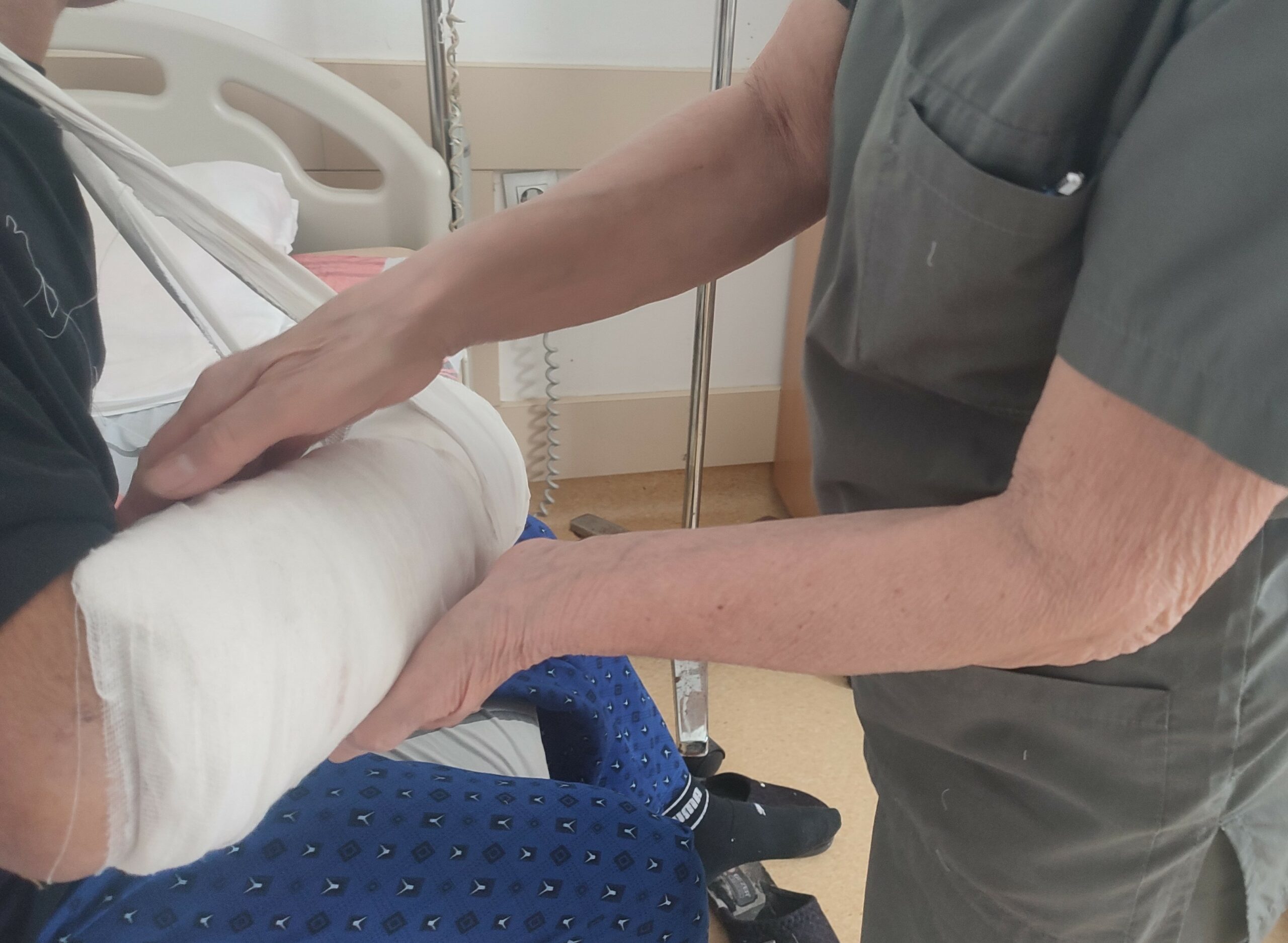 В спасиха 19 годишен младеж срязал ръката си до кост при