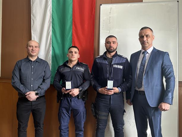 Младши инспектор Гроздан Грозев и младши инспектор Цветелин Христов служители