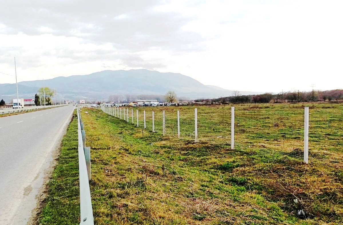 Завърши поставянето на предпазната оградна мрежа в участъка от път