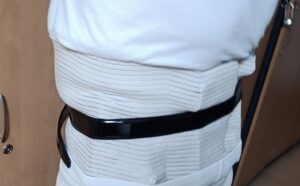 Прикрепени с ластичен колан 6 бойни пистолета