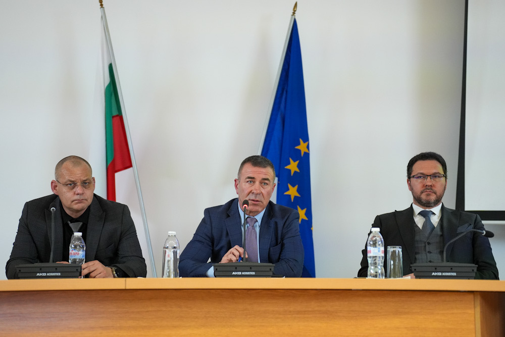 Едно от най важните неща в момента е професионалистите да работят